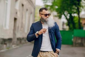 bärtiger Mann mit E-Zigarette