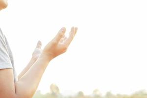 menschliche hand hält kreuz. eucharistische therapie segne gott hilft bereuen katholisch foto