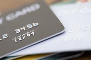 Kreditkarte zum Bezahlen von Einkäufen bereit foto