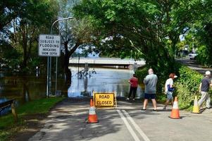 Straße durch Überschwemmungen in Windsor westlich von Sydney, Australien, abgeschnitten foto