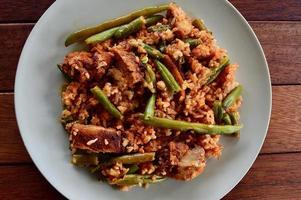 Peri-Peri-Huhn mit grünen Bohnen und Reis foto