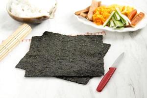 Koreanisches Nori-Laver mit Zutaten, die Kimbap koreanischen Rollreis machen foto