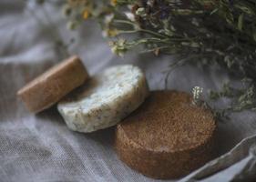 Stapel verschiedener natürlicher Seifenstücke auf Leinengewebe. Pastellfarben. Öko-Bio-Kosmetik, natürliche handgemachte Seife. Frische natürliche feste Shampoo-Riegel aus nächster Nähe. Konzept der Bio-Kosmetik. foto