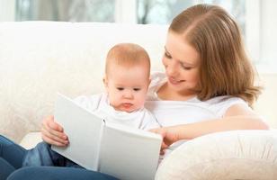 Mutter liest Buch ein kleines Baby foto