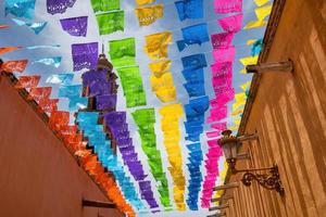 mexiko-straße mit bunten dekorationen foto