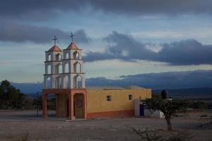 Verlassene Kirche in der Wüste in Mexiko foto