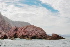 Felsen im Meer in Form eines Elefanten foto