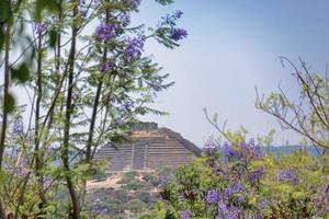 el pueblito pyramide quertaro mexiko archäologische zone maya ruinen hispanische stadt blauer himmel touristischer ort magische stadthistorischer punkt foto