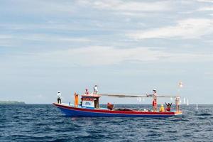 Bunaken, Indonesien - 5. April 2014 - Fischerboot, das zum Fischerdorf zurückkehrt foto