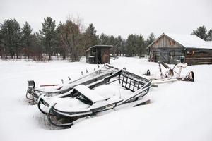 verlassener Schlitten unter dem Schnee foto