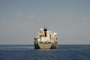 ein Tankschiff mitten im Meer foto