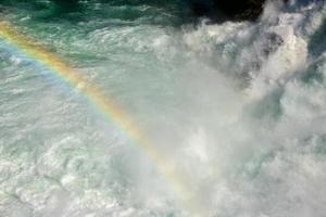 regenbogen an den rheinwasserfällen in der schweiz detail foto