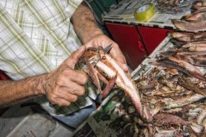 Hand des alten Mannes auf dem Fischmarkt foto