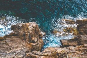 die Felsen im schönen Meer foto