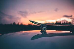 ein Skateboard auf einer reflektierenden Oberfläche foto