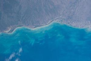eine Satellitenansicht der Küste und des Wassers foto