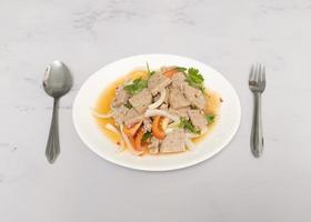 scharfer vietnamesischer Wurstsalat foto