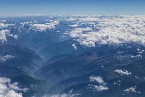 Himalaya-Berge unter Wolken foto