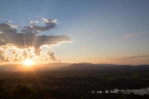 sonnenaufgang mit wolken, licht und strahlen foto