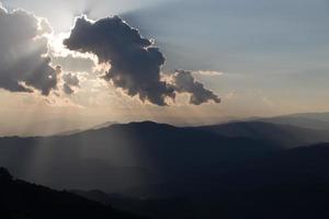 sonnenaufgang mit wolken, licht und strahlen foto