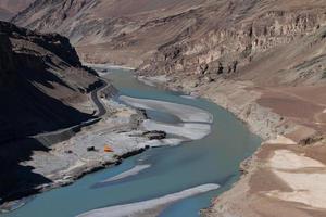 Zusammenfluss von Zanskar und Indus foto