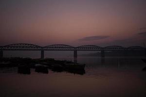 sonnenaufgang auf dem ganges, varanasi, indien foto