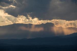 sonnenaufgang mit wolken, licht und strahlen foto