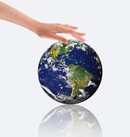 Hände, der junge Spross und unser Planet Erde