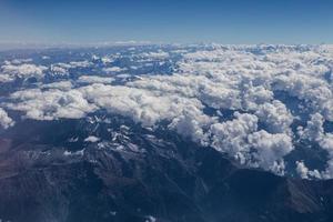 Himalaya-Berge unter Wolken foto