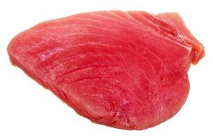 Stück rohes Thunfischfleisch isoliert auf weiß foto