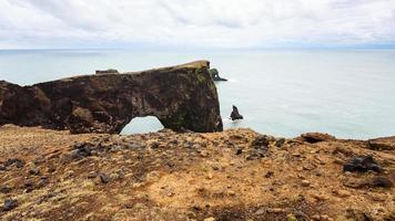 Blick auf den Lavabogen am Kap Dyrholaey in Island foto