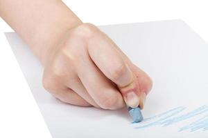Handfarben mit blauem Pastell auf Blatt Papier foto