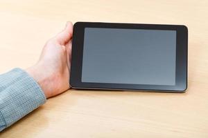 Geschäftsmannhand mit Tablet-PC mit schwarzem Bildschirm foto