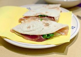 Italienisches Sandwich - Piadina Romagnola mit Prosciutto Crudo foto