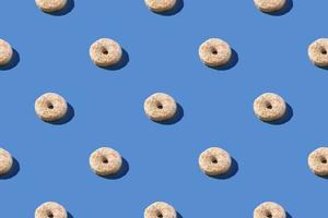 Vanille weiße Donuts in einem nahtlosen Muster