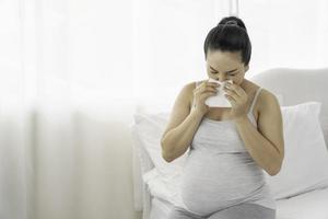 kranke asiatische schwangere Frau, die sich ausruht