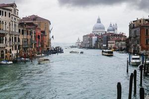 Canal Grande in Venedig bei Regen foto