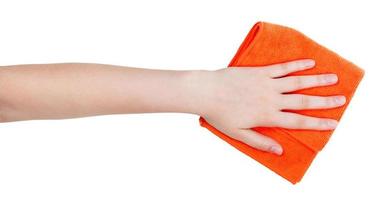 Hand mit orangefarbenem Putzlappen, isoliert auf weiss foto