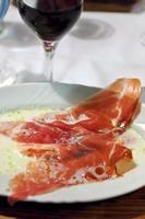 Mozzarella mit Parma Prosciutto Crudo schmelzen foto