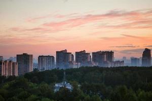 früher Sonnenaufgang in der Stadt foto