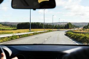 Fahren auf der Landstraße in Island an sonnigen Tagen foto