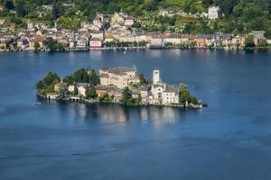 Übersicht über den See orta foto