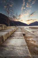 Treppe mit Bergen im Hintergrund foto