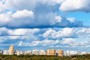 niedrige Wolken über Wäldern und Wohnhäusern foto