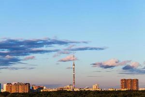 blauer himmel am abend über stadt mit fernsehturm foto