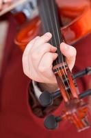 Mädchen spielt Violine - Akkord auf dem Griffbrett foto