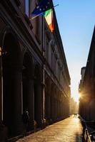 sonnenstrahlen beleuchten über zamboni in bologna foto