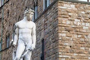 Figur von Neptun und Mauer des Palazzo Vecchio foto