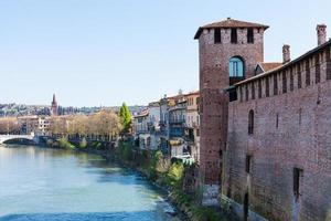 Stadtbild mit Schloss und Etsch in Verona foto