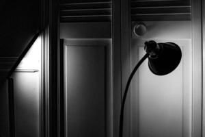Stehlampe im dunklen Raum foto
